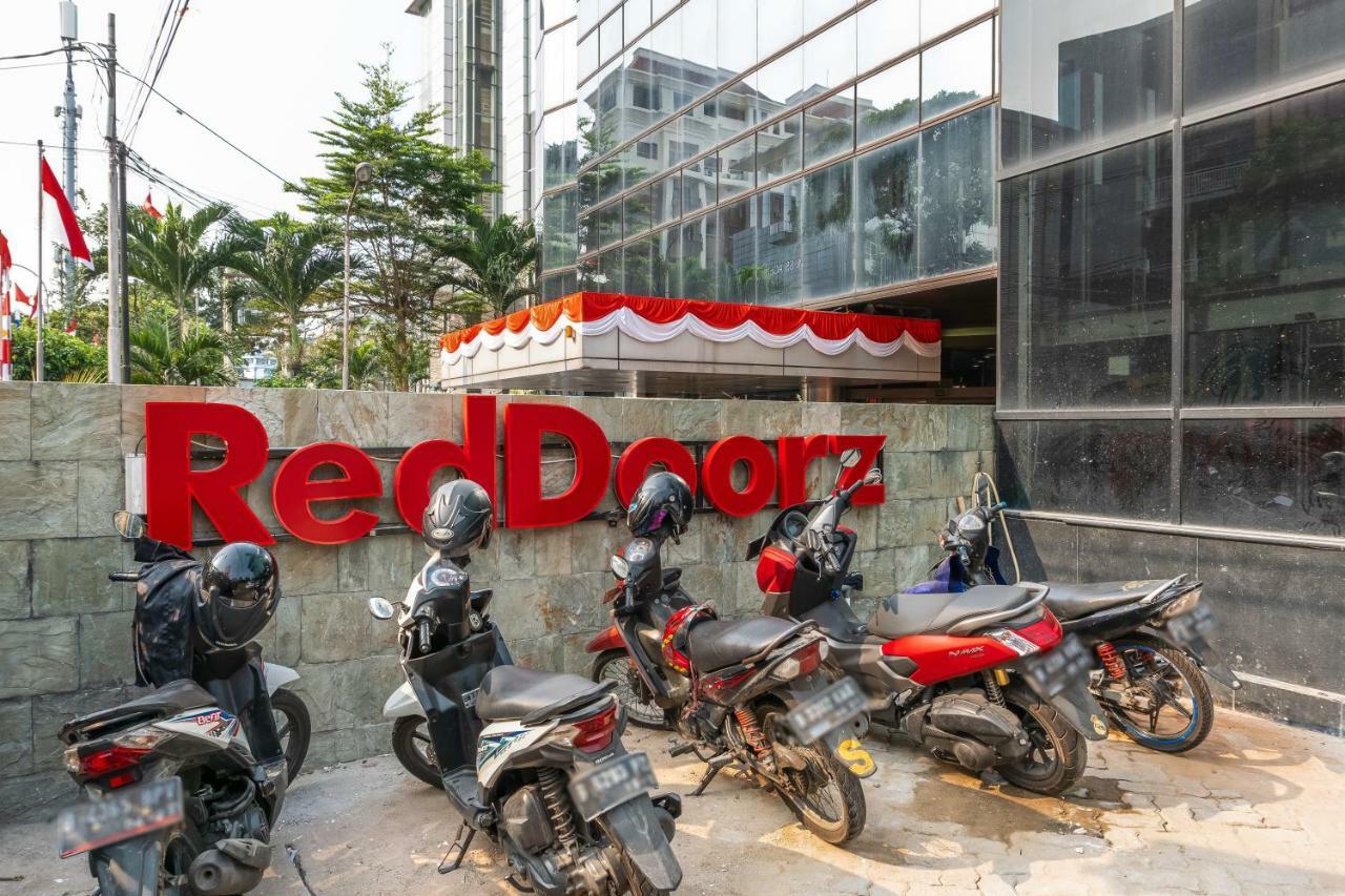 Reddoorz Plus Near Taman Ismail Marzuki Jakarta Exterior photo